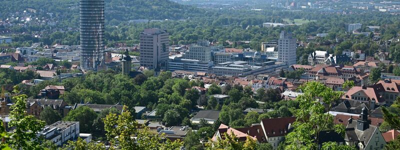 Das Stadtgebiet von Jena an einem heißen Sommertag. (Archivbild) - Foto: Martin Schutt/dpa