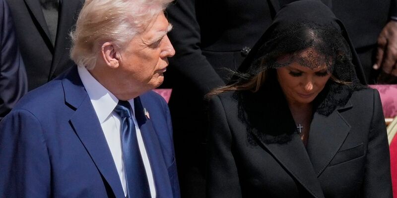 Vor einer Woche nahm Trump noch an den Trauerfeierlichkeiten für Papst Franziskus in Rom teil. (Archivbild) - Foto: Gregorio Borgia/AP/dpa