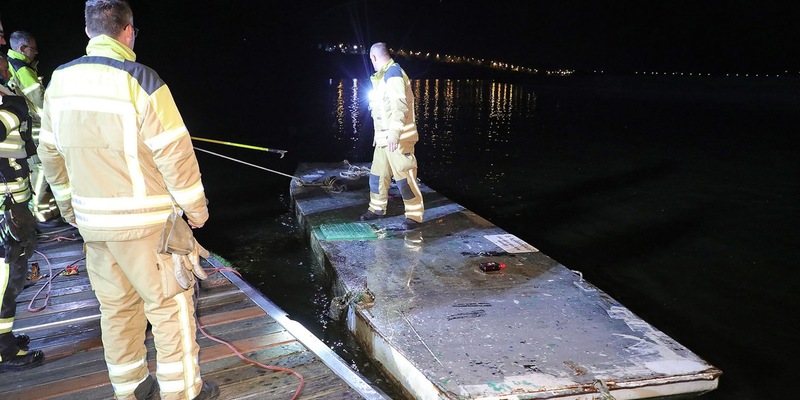 FW Dresden: Einsatz auf der Elbe - Zwei Personen aus der Elbe gerettet - Foto: presseportal.de