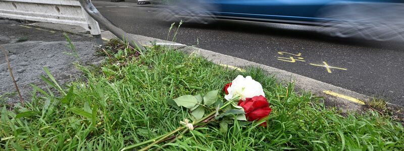 Die Unfallstelle ist abgesichert.  - Foto: Bernd Weißbrod/dpa