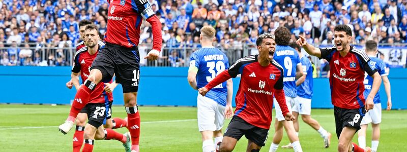 Der HSV jubelt nach dem ersten Tor beim SV Darmstadt. Der Nordclub machte mit dem 4:0-Sieg einen großen Schritt zur Rückkehr in die Bundesliga.  - Foto: Uwe Anspach/dpa