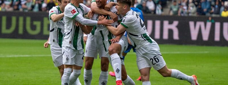 Gladbachs Nationalspieler Tim Kleindienst im Laufduell mit zwei Hoffenheimern. - Foto: David Inderlied/dpa