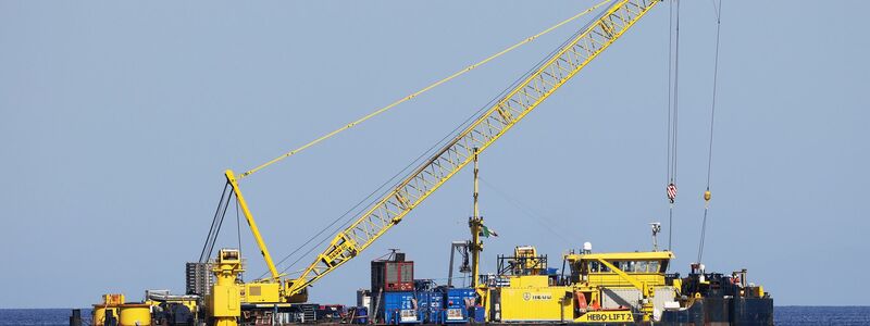 Bei dem Manöver kommt auch ein schwimmender Kran zum Einsatz. Es gilt als extrem kompliziert. Die Kosten werden auf mehrere Millionen Euro geschätzt. - Foto: Alberto Lo Bianco/LaPresse via ZUMA Press/dpa