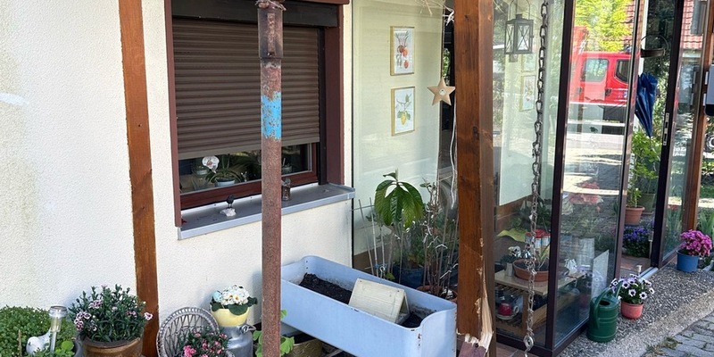 FW Reichenau: PKW gegen Balkonstütze gefahren, Balkon droht einzustürzen, Reichenau-Waldsiedlung, 02.05.2025 - Foto: presseportal.de