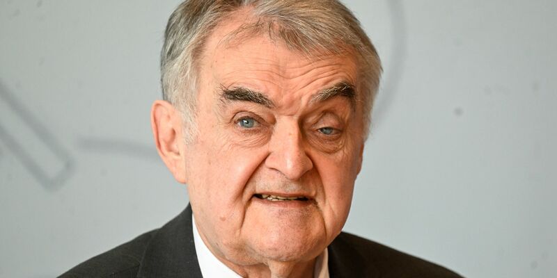 NRW-Innenminister Reul lehnt Schnellschüsse im Umgang mit AfD-Mitgliedern im Staatsdienst ab (Archivbild) - Foto: Roberto Pfeil/dpa