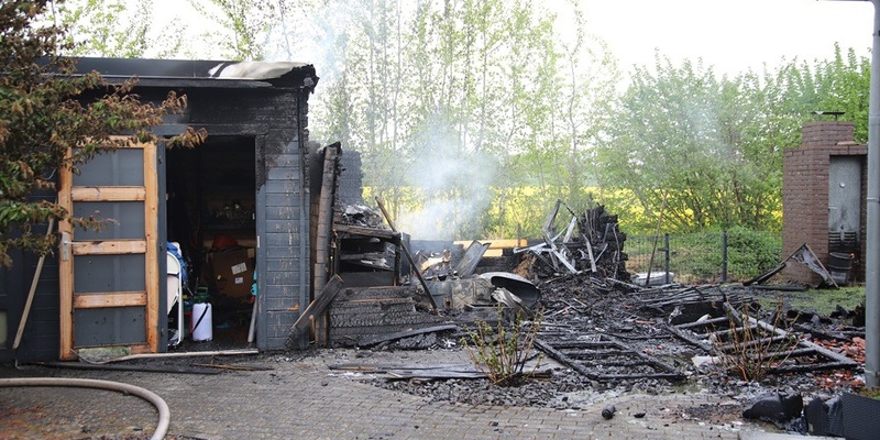 FW-SE: Brennendes Gartenhaus greift auf Wohngebäude über - Foto: presseportal.de