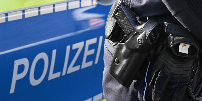 Ein Mann wurde von Beamten am Oberschenkel angeschossen. (Symbolbild) - Foto: Bernd Weißbrod/dpa