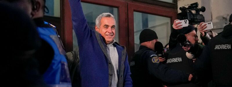 Der Kremlfreund Calin Georgescu darf nicht erneut für das Präsidentenamt kandidieren, hat aber noch viele Anhänger, die andere Extremisten für sich gewinnen wollen. (Archivbild) - Foto: Vadim Ghirda/AP/dpa