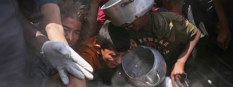 Palästinenser erhalten Lebensmittel in Beit Lahia.  - Foto: Jehad Alshrafi/AP/dpa