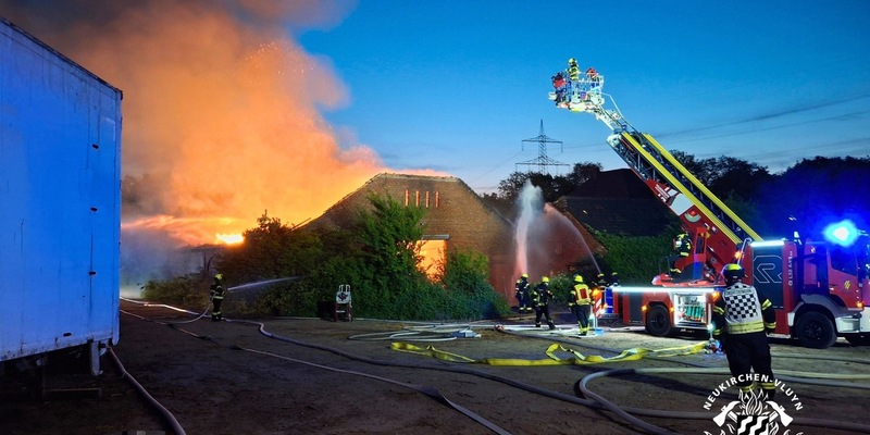 FW Neukirchen-Vluyn: Großbrand einer Scheune - Kräftezehrender Einsatz über 17 Stunden + Nachlöscharbeiten bis zum Folgetag (Abschlussmeldung) - Foto: presseportal.de