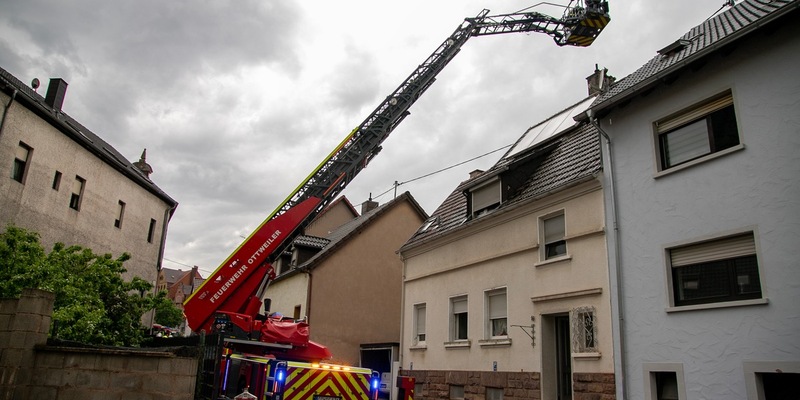 FW LK Neunkirchen: Gewitter über Neunkirchen - Blitz sprengt Kamin und Windböe bläst Verkaufsbude um - Foto: presseportal.de