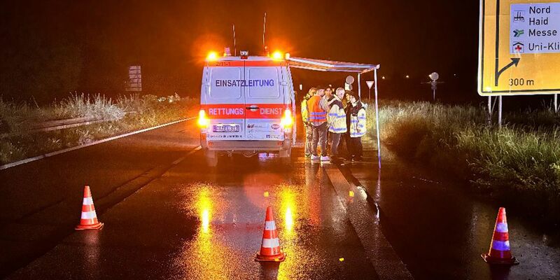 Bei dem schweren Unfall sind drei Menschen gestorben. (Foto-Handout) - Foto: Michael Franz/DRK-Freiburg/dpa
