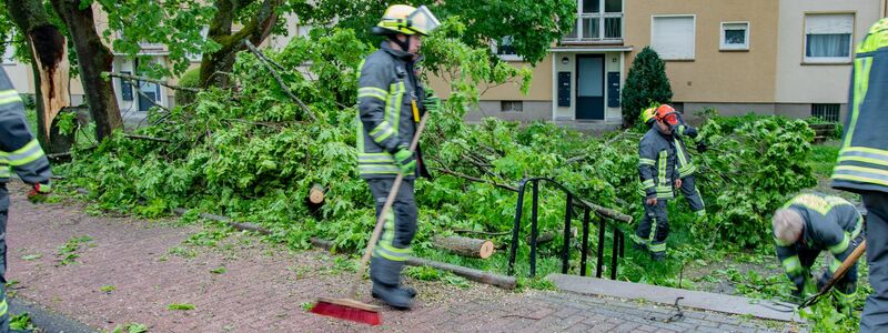  In Lauterbach waren die Einsatzkräfte nach dem Unwetter gefordert.  - Foto: Kec/Fuldamedia  /dpa