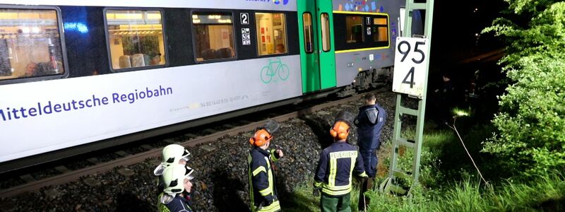 Die Deutsche Bahn berichtete auf X von Streckensperrungen wegen Bäumen auf den Gleisen.  - Foto: André März/NEWS5/dpa