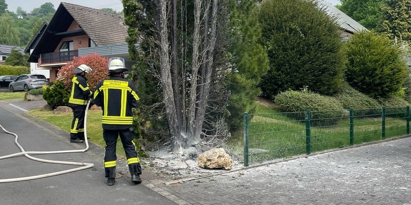 FW Hennef: Um Haaresbreite - Abflammgerät sorgt für Feuerwehreinsatz - Foto: presseportal.de