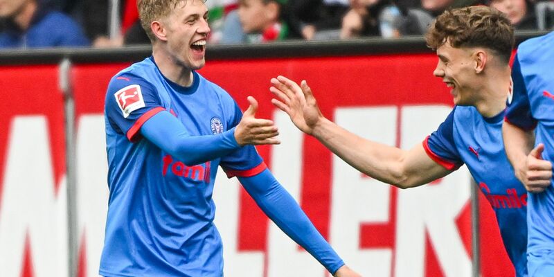 Erst erfolgreicher Elfmeterschütze, dann verletzt am Boden: Shuto Machino. - Foto: Armin Weigel/dpa