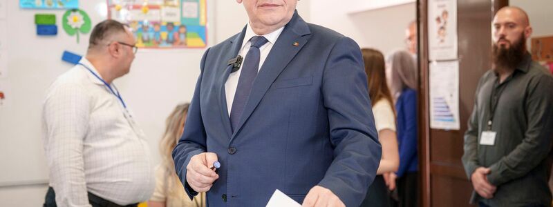 Präsidentenkandidat Nicusor Dan, parteiloser Bürgermeister von Bukarest, hat es wahrscheinlich in die Stichwahl geschafft. - Foto: Andreea Alexandru/AP/dpa