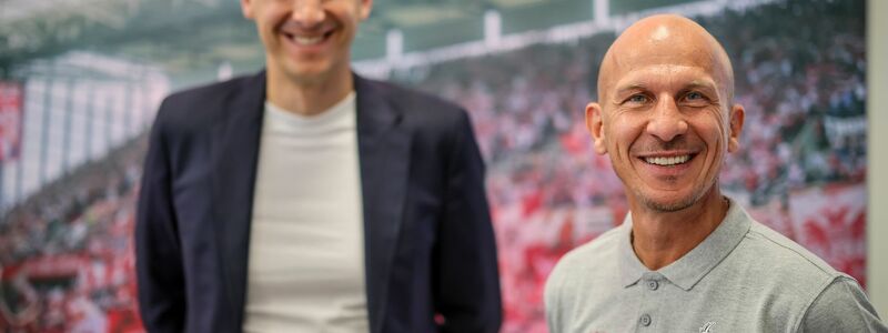 Bei der Vorstellung des Trainers im Juni 2024 gab es noch viel zu lachen, nun sollen Geschäftsführer Christian Keller und Trainer Gerhard Struber beim 1. FC Köln freigestellt worden sein.    - Foto: Christoph Reichwein/dpa