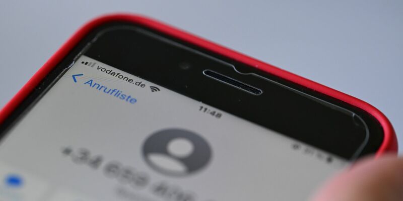 Ein Anruf aus Spanien, den man so gar nicht erwartet? Gut möglich, dass es sich um Betrüger handelt - wie hier auf einem Handy mit Vodafone-Vertrag. - Foto: Wolf von Dewitz/dpa