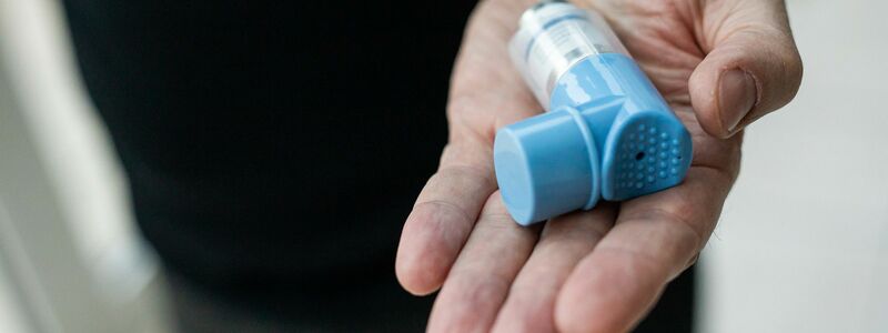 So ein Spray haben die meisten Asthmatiker immer dabei. (Archivbild) - Foto: Philipp von Ditfurth/dpa