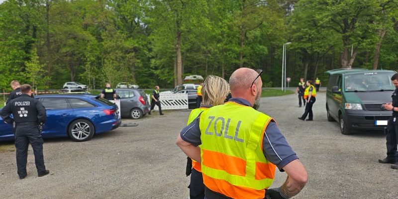 POL-CUX: Gemeinsame Verkehrskontrolle mit Einsatzkräften der Polizeiinspektion Stade und dem Zoll - Zielrichtung Verkehrstüchtigkeit - Zahlreiche Verstöße festgestellt (Foto im Anhang) - Foto: presseportal.de