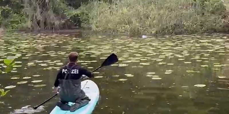 POL-HI: Gegenstand treibt im Wasser - Polizeibeamter zeigt Initiative - Foto: presseportal.de