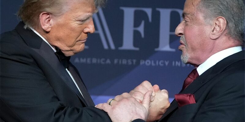 Zwei, die sich gern haben: US-Präsident Donald Trump und Actionfilm-Ikone Sylvester Stallone, (Archivbild) - Foto: Alex Brandon/AP/dpa