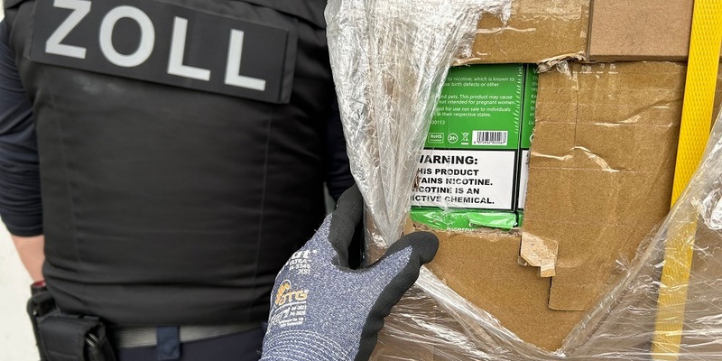 ZOLL-M: Bayerische Rekordsicherstellung von 250.000 Stück geschmuggelten E-Zigaretten - zwei Tatverdächtige in Untersuchungshaft. - Foto: presseportal.de