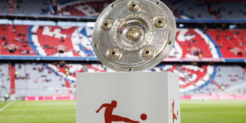 Die Meisterschale kehrt zurück nach München - und zwar am kommenden Samstag. - Foto: Matthias Balk/dpa