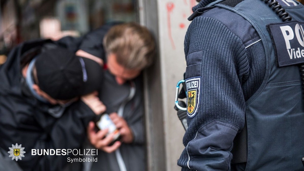 Bundespolizeidirektion München: Bierflaschenwürfe am Hauptbahnhof - Pech für couragiert Einschreitenden - Foto: presseportal.de