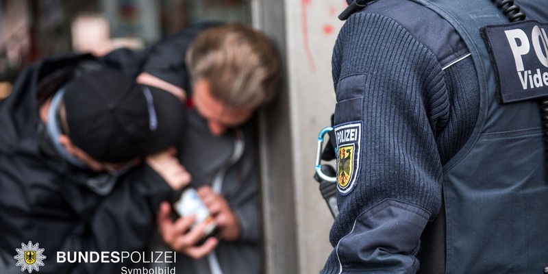 Bundespolizeidirektion München: Bierflaschenwürfe am Hauptbahnhof - Pech für couragiert Einschreitenden - Foto: presseportal.de