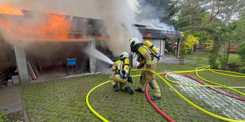 FW Dresden: Garagenbrand droht sich auf Nachbargebäude auszubreiten - Foto: presseportal.de