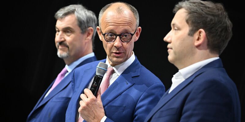 Einen Tag vor der geplanten Wahl von CDU-Chef Friedrich Merz zum Kanzler unterzeichnen die Vorsitzenden von CDU, CSU und SPD den Koalitionsvertrag. Merz gibt den Bürgern ein Versprechen. - Foto: Bernd von Jutrczenka/dpa