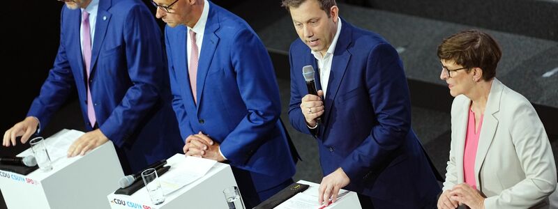 Die Spitzen von Union und SPD haben ihre Unterschriften unter den Koalitionsvertrag gesetzt. - Foto: Kay Nietfeld/dpa