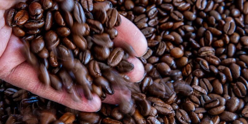 Kaffee erreicht nicht mehr so viele Käufer wie früher. (Symbolbild) - Foto: Jens Büttner/dpa