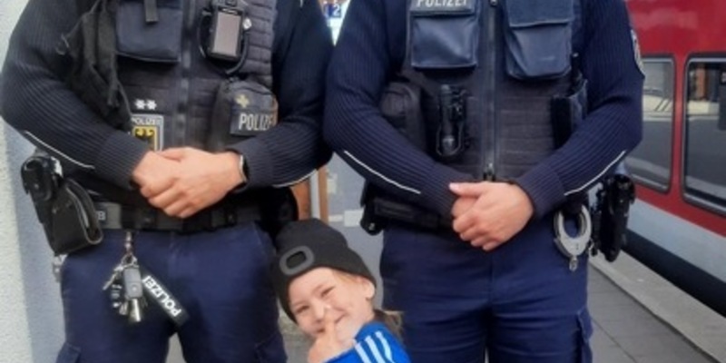 BPOL-FL: Vierjähriges Kind steigt allein in den Zug - Glückliche Familienzusammenführung - Foto: presseportal.de