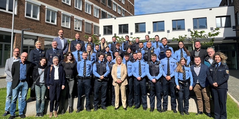 POL-PPTR: 33 Mal Verstärkung: Die Polizeipräsidentin begrüßt neue Mitarbeiterinnen und Mitarbeiter - Foto: presseportal.de