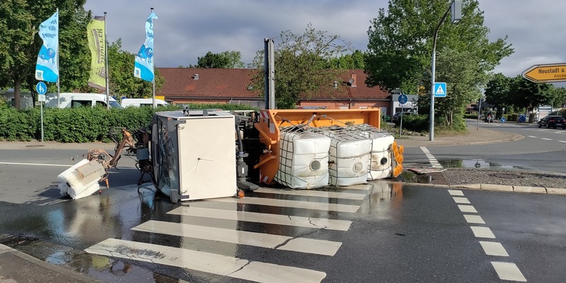 POL-HK: Hodenhagen: Reinigungsfahrzeug kippt um (FOTO); Neuenkirchen/Schneverdingen: Alkoholisierte E-Scooter-Fahrer; Walsrode: Schwerer Verkehrsunfall - Foto: presseportal.de