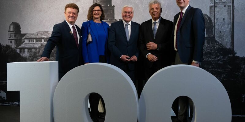 Die Ehrengäste schneiden eine Torte an - in Form des Museums. - Foto: Sven Hoppe/dpa