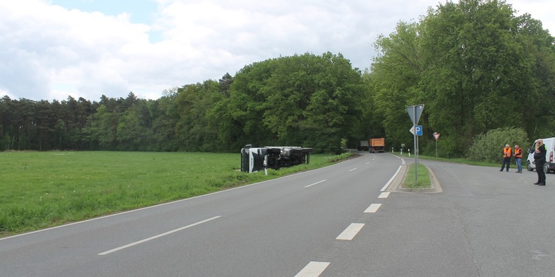 POL-NI: Sattelzug mit angehängtem Auflieger kippt nach Beinaheunfall im Seitenraum um - Foto: presseportal.de