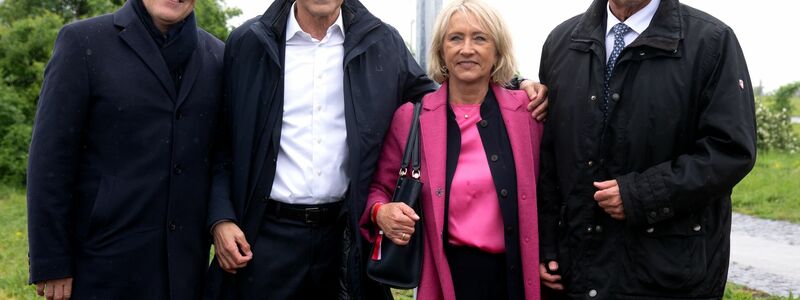Jan-Christian Dreesen, Herbert Hainer, Heidi Beckenbauer und Münchens Oberbürgermeister Dieter Reiter kamen zur Einweihung des Franz-Beckenbauer-Platzes an der Allianz Arena. - Foto: Sven Hoppe/dpa