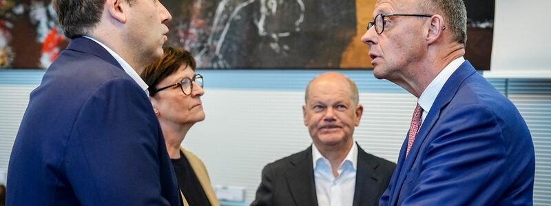 Merz besuchte am Abend vor der Kanzler-Wahl die SPD-Fraktion.  - Foto: Kay Nietfeld/dpa