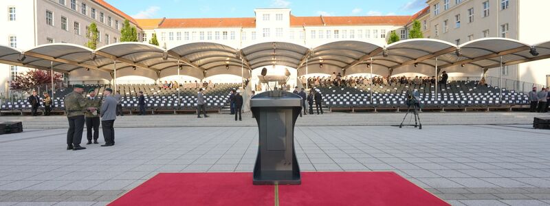 Feierliche Kulisse für den Zapfenstreich des Bundeskanzlers - Foto: Michael Kappeler/dpa