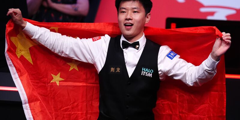 Zhao Xintong (r) ist der erste Snooker-Weltmeister aus Asien. - Foto: Mike Egerton/PA Wire/dpa