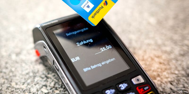 Sowohl zu Hause als auch im Ausland greift zum Bezahlen nur noch gut ein Drittel der Deutschen auf Bargeld zurück. (Symbolbild) - Foto: Sina Schuldt/dpa