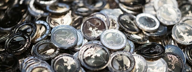 Gemessen an der Zahl der Transaktionen ist Bargeld noch immer die beliebteste Zahlungsart. (Symbolbild) - Foto: Marijan Murat/dpa