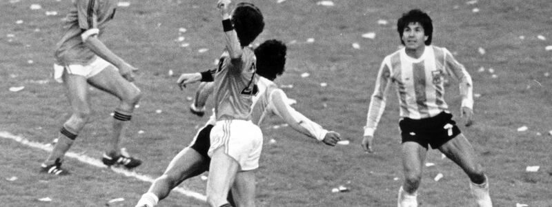 Der argentinische Verteidiger Luis Galván hat im WM-Finale 1978 den Ball im Blick. Wenig später ist er Fußball-Weltmeister. - Foto: picture-alliance/ dpa