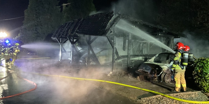 FW Alpen: Vollbrand eines Carport - Foto: presseportal.de