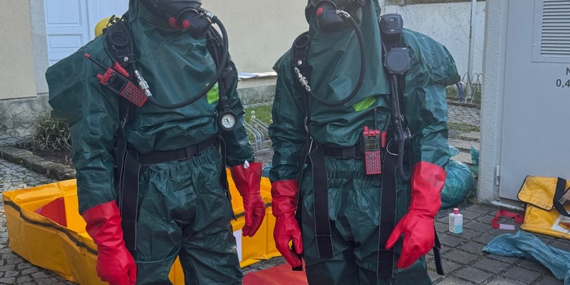 FW Dresden: ABC-Einsatz in einem Labor - Flüssigkeit tritt aus - Foto: presseportal.de