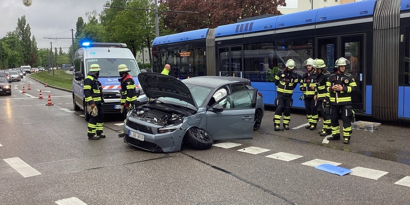 FW-M: Pkw kollidiert mit Tram (Bogenhausen) - Foto: presseportal.de